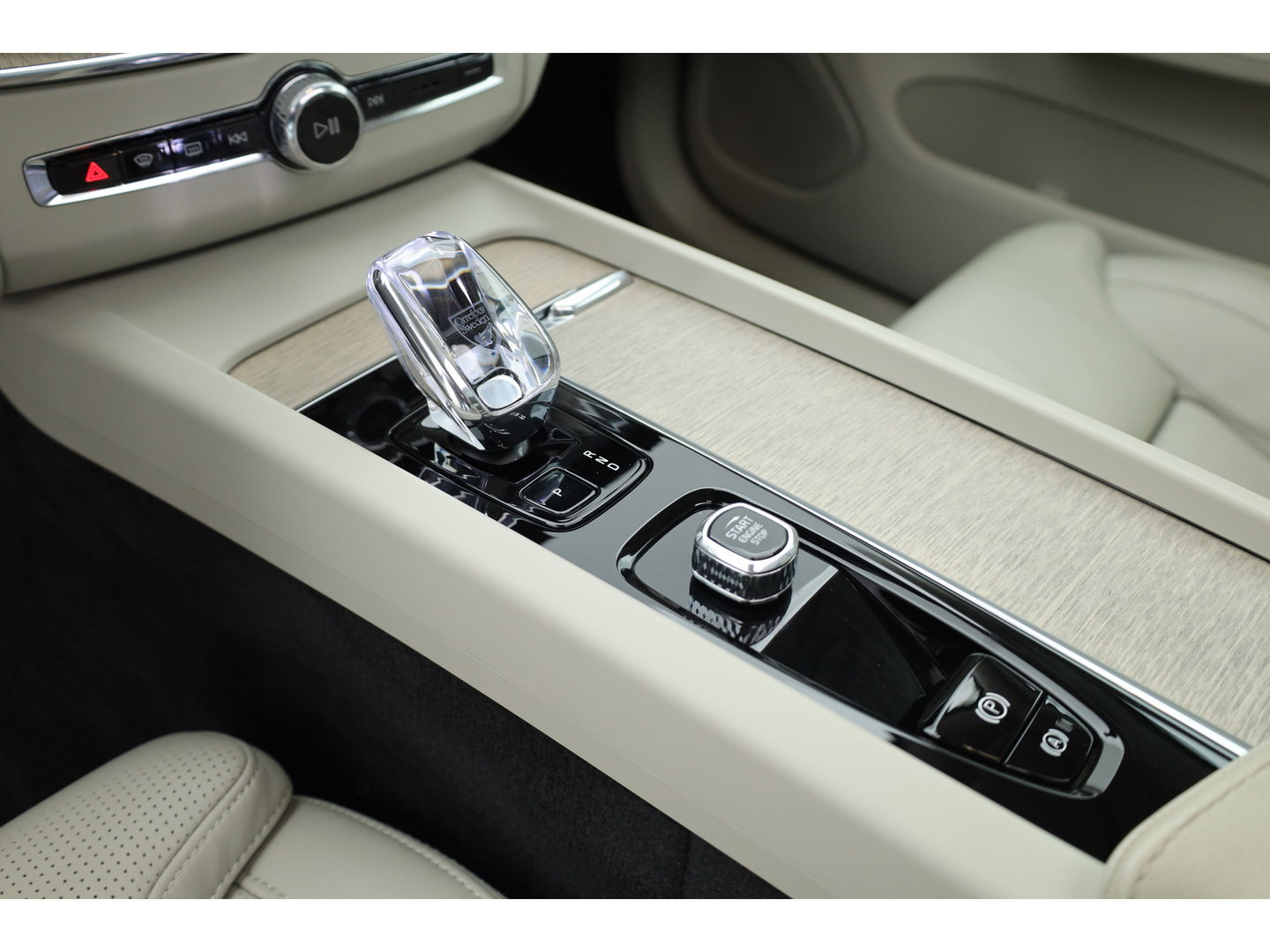 Volvo XC60 2.0 T8 Plug-in hybrid AWD Ultimate Dark | Luchtvering | Massage | Trekhaak | Head-up | Stoelvent. |