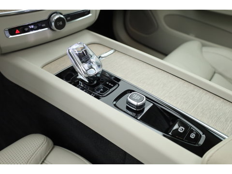 Volvo XC60 2.0 T8 Plug-in hybrid AWD Ultimate Dark | Luchtvering | Massage | Trekhaak | Head-up | Stoelvent. |