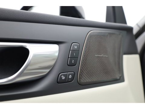 Volvo XC60 2.0 T8 Plug-in hybrid AWD Ultimate Dark | Luchtvering | Massage | Trekhaak | Head-up | Stoelvent. |