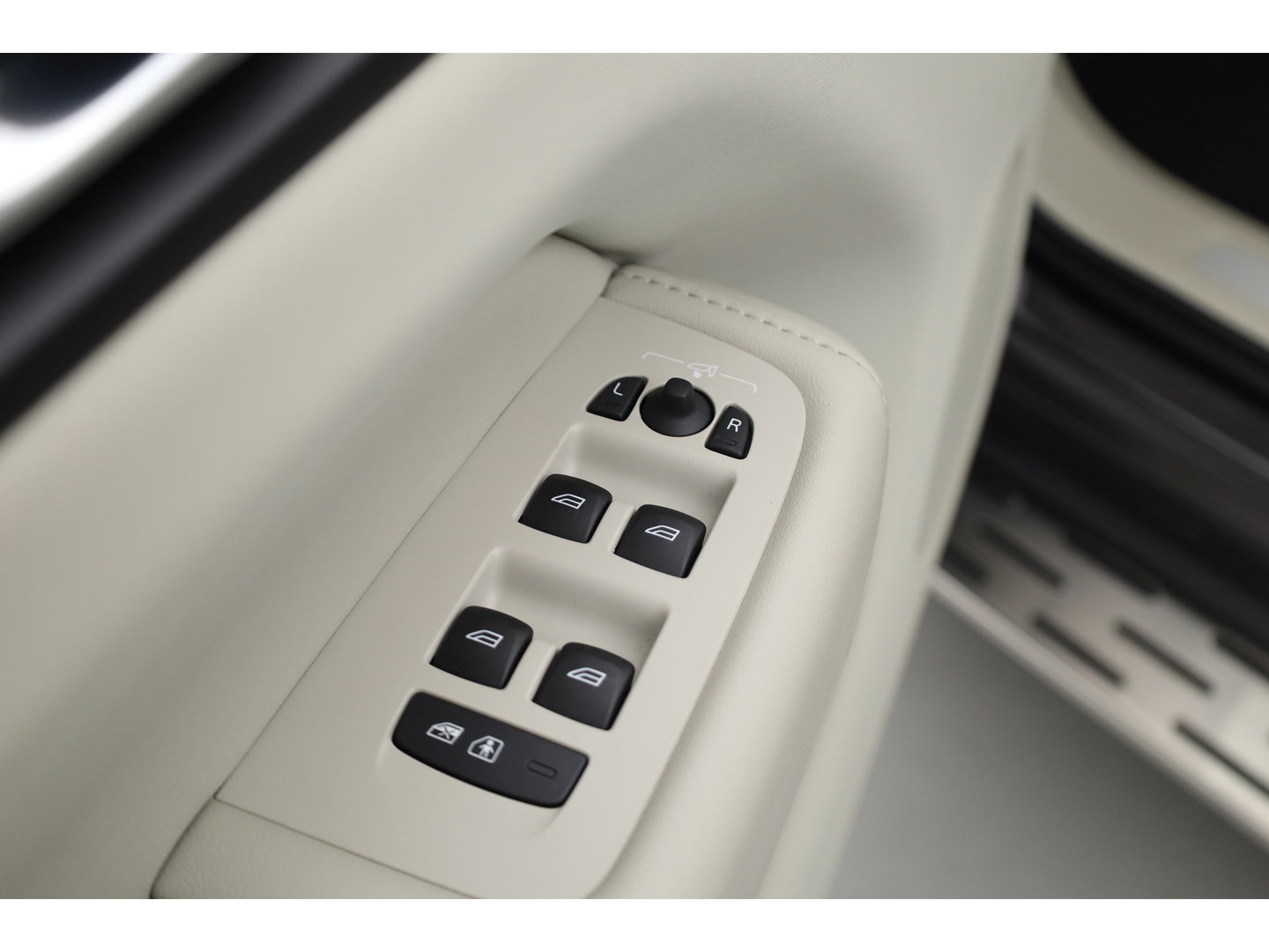 Volvo XC60 2.0 T8 Plug-in hybrid AWD Ultimate Dark | Luchtvering | Massage | Trekhaak | Head-up | Stoelvent. |