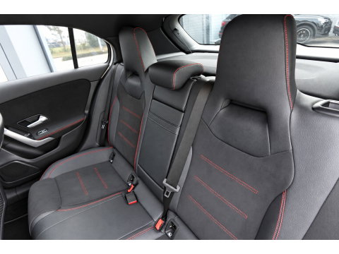 Mercedes-Benz A-Klasse 180 AMG Line PANO SFEER CAM
