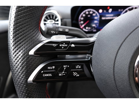 Mercedes-Benz A-Klasse 180 AMG Line PANO SFEER CAM