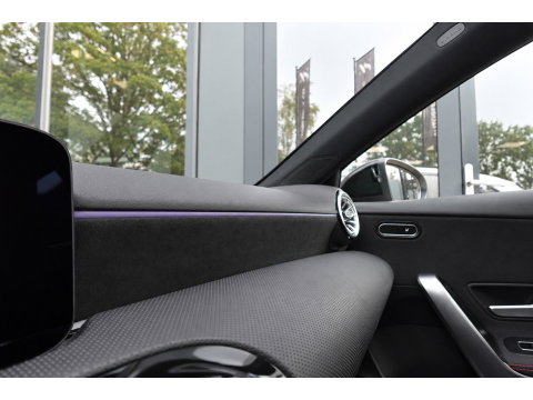 Mercedes-Benz A-Klasse 180 AMG Line PANO SFEER CAM