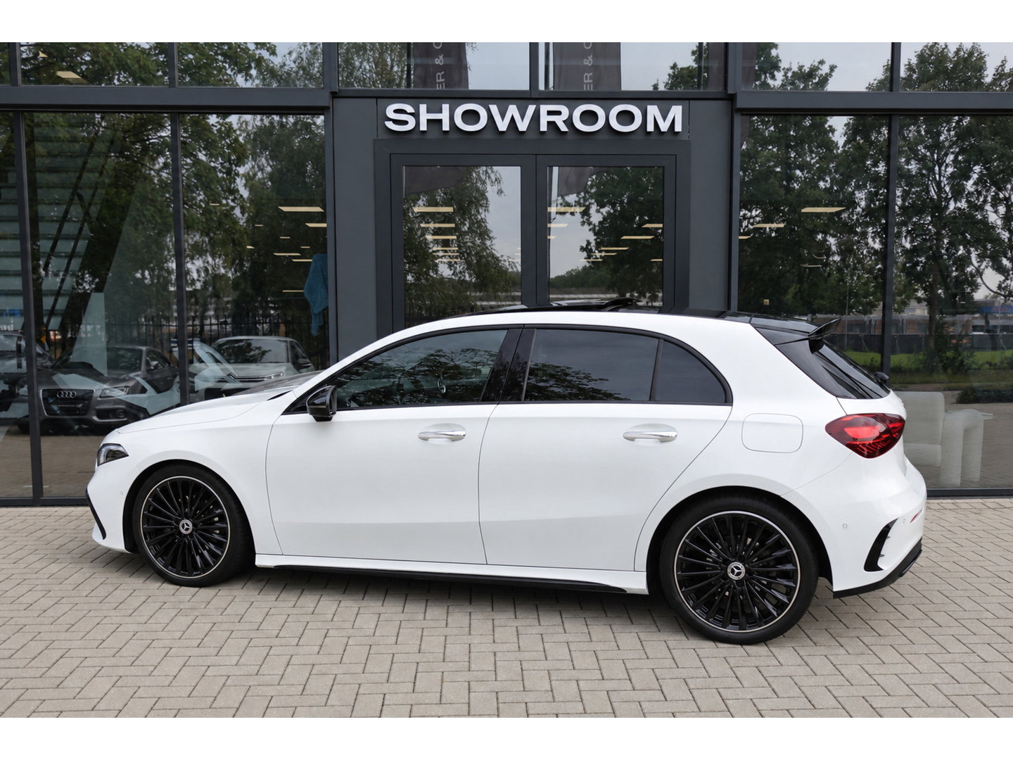 Mercedes-Benz A-Klasse 180 AMG Line PANO SFEER CAM