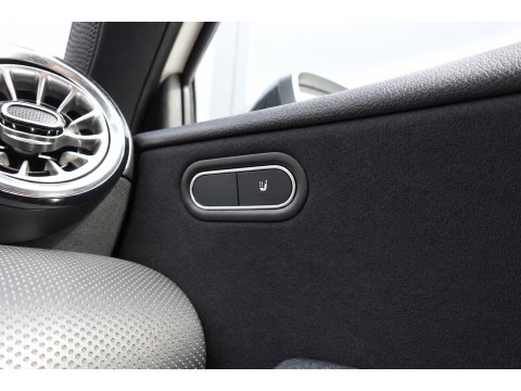 Mercedes-Benz A-Klasse 180 AMG Line PANO SFEER CAM