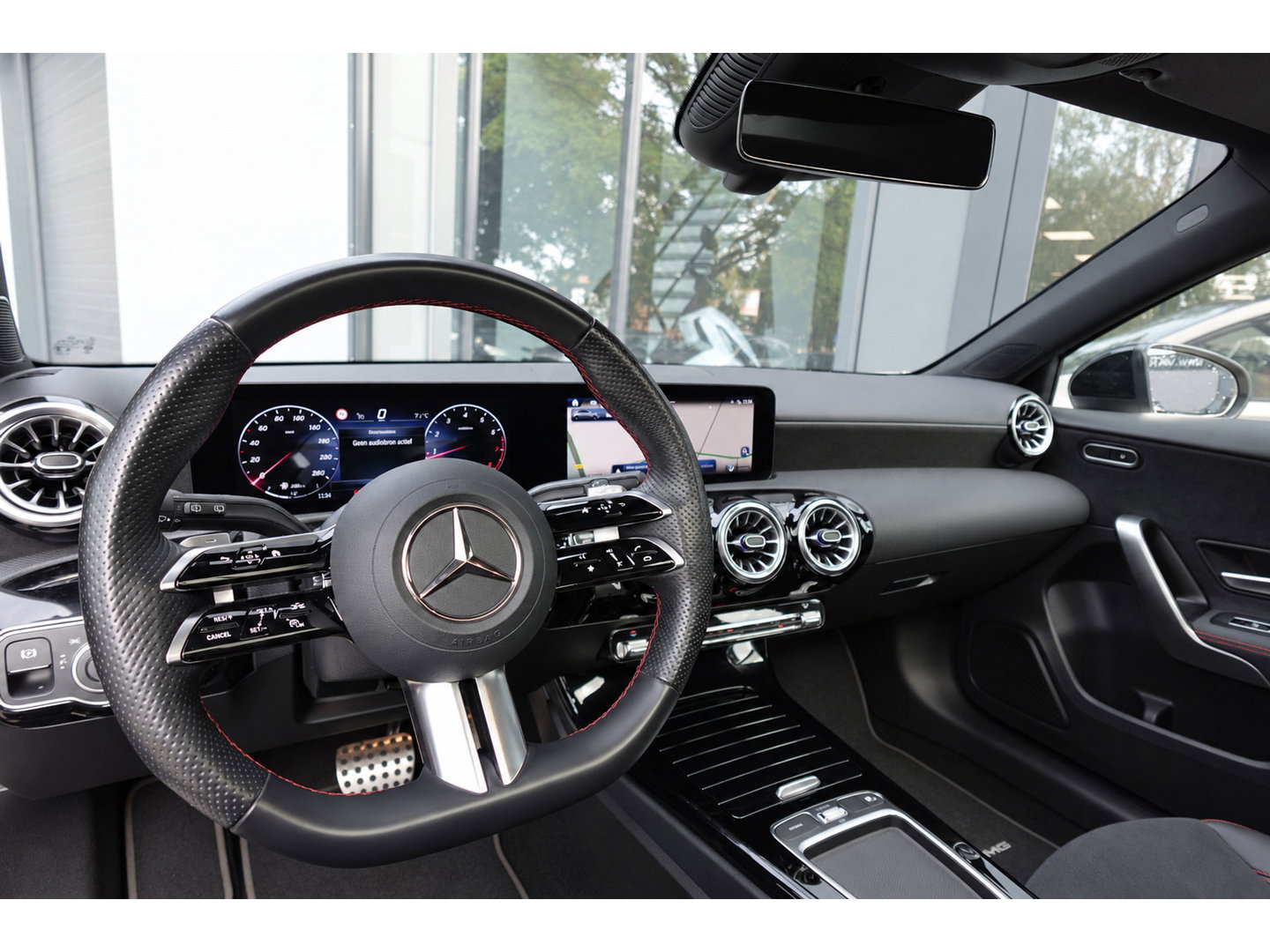 Mercedes-Benz A-Klasse 180 AMG Line PANO SFEER CAM