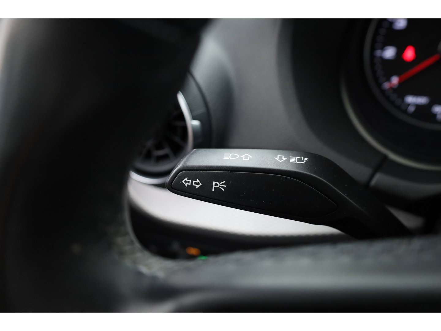 Audi Q2 30 TFSI Business Line | RIJKLAAR!! | Adapt. Cruise | Navi By App | CarPlay | Cruise | Stoelverw. | Camera | Airco