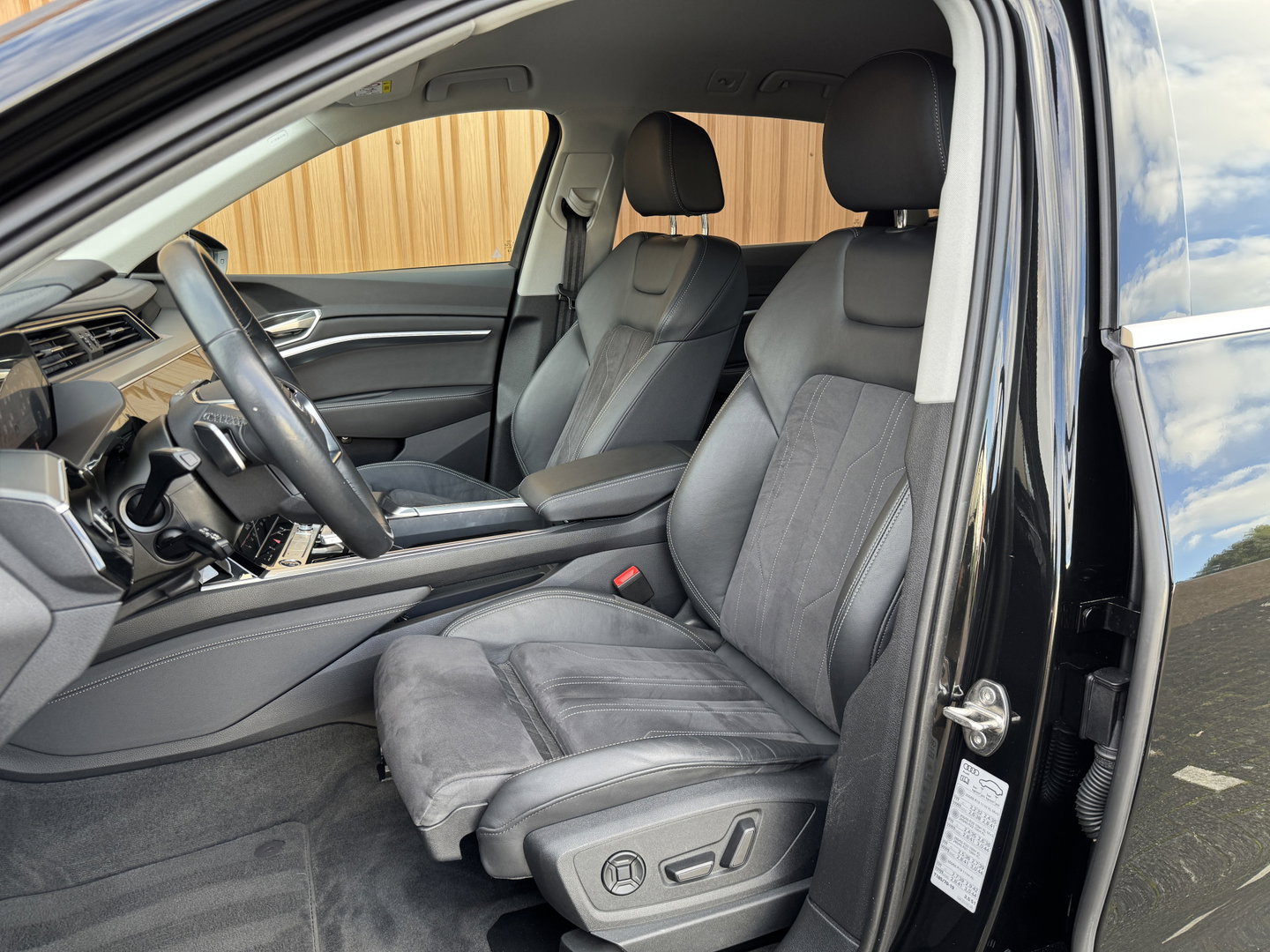 Audi Q8 e-tron 50 quattro Advanced Edition 95 kWh | Head-Up Display | Elektrische Stoelen + Geheugen | Apple Carplay | Android Auto | Luchtvering | Adaptieve Cruise Control | Navigatie | Stoelverwarming |