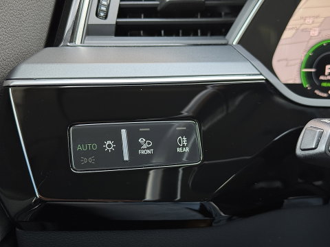 Audi Q8 e-tron 50 quattro Advanced Edition 95 kWh | Head-Up Display | Elektrische Stoelen + Geheugen | Apple Carplay | Android Auto | Luchtvering | Adaptieve Cruise Control | Navigatie | Stoelverwarming |