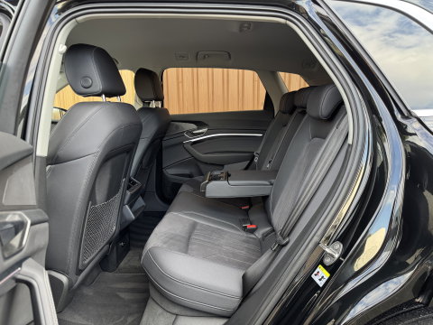 Audi Q8 e-tron 50 quattro Advanced Edition 95 kWh | Head-Up Display | Elektrische Stoelen + Geheugen | Apple Carplay | Android Auto | Luchtvering | Adaptieve Cruise Control | Navigatie | Stoelverwarming |