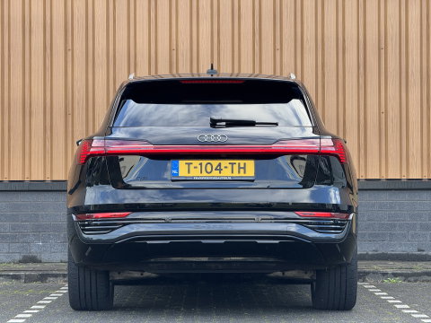 Audi Q8 e-tron 50 quattro Advanced Edition 95 kWh | Head-Up Display | Elektrische Stoelen + Geheugen | Apple Carplay | Android Auto | Luchtvering | Adaptieve Cruise Control | Navigatie | Stoelverwarming |