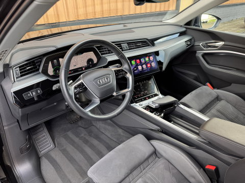 Audi Q8 e-tron 50 quattro Advanced Edition 95 kWh | Head-Up Display | Elektrische Stoelen + Geheugen | Apple Carplay | Android Auto | Luchtvering | Adaptieve Cruise Control | Navigatie | Stoelverwarming |