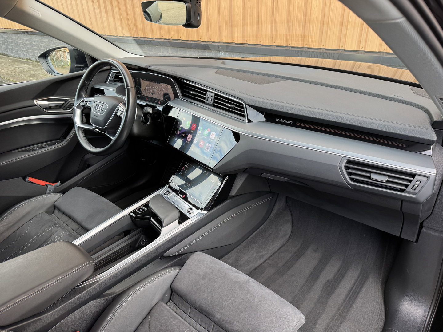 Audi Q8 e-tron 50 quattro Advanced Edition 95 kWh | Head-Up Display | Elektrische Stoelen + Geheugen | Apple Carplay | Android Auto | Luchtvering | Adaptieve Cruise Control | Navigatie | Stoelverwarming |