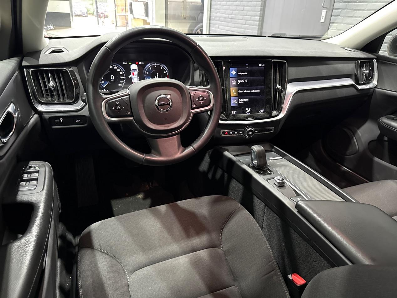 Volvo V60 2.0 B3 Momentum Advantage | Trekhaak | Camera | Cruise Control | Navigatie | Verwarmbare Voorruit | 19 Inch