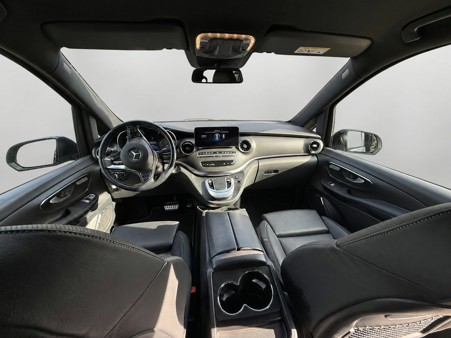 Mercedes-Benz V-Klasse 300d L2 AMG Edition 360 Camera, Cruise, Carplay, Stoelverkoeling, Burmester, Stoelverwarming, Trekhaak, 240pk, Automaat, Leder, Uniek!