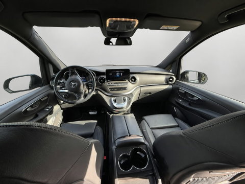 Mercedes-Benz V-Klasse 300d L2 AMG Edition 360 Camera, Cruise, Carplay, Stoelverkoeling, Burmester, Stoelverwarming, Trekhaak, 240pk, Automaat, Leder, Uniek!