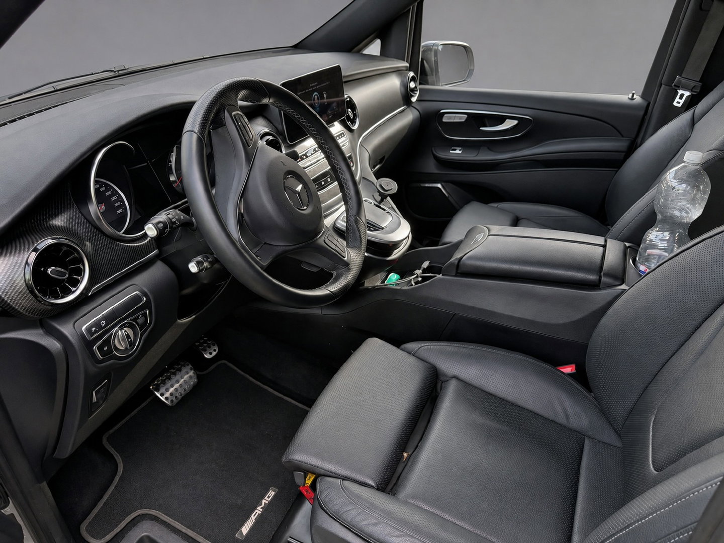 Mercedes-Benz V-Klasse 300d L2 AMG Edition 360 Camera, Cruise, Carplay, Stoelverkoeling, Burmester, Stoelverwarming, Trekhaak, 240pk, Automaat, Leder, Uniek!