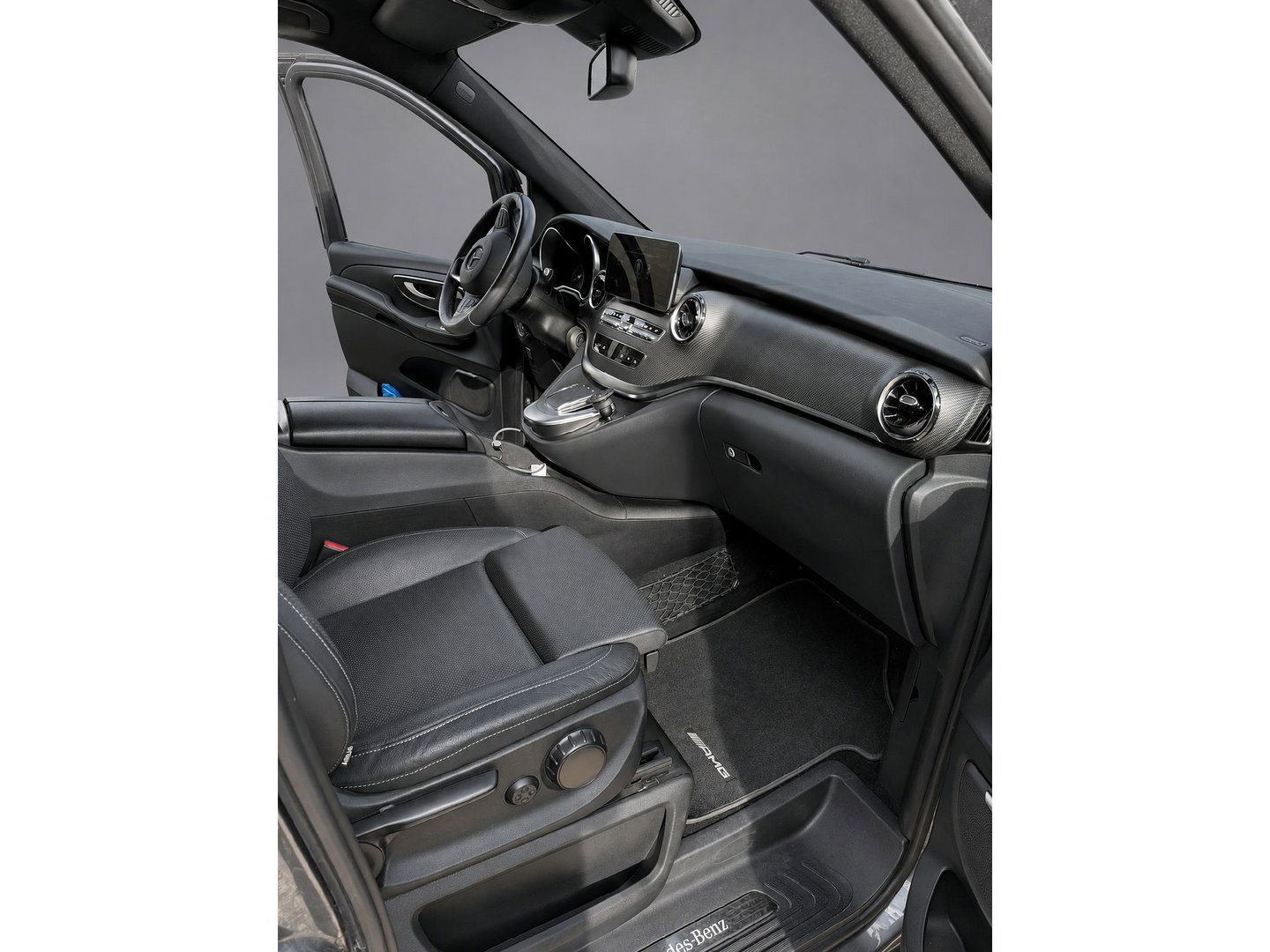 Mercedes-Benz V-Klasse 300d L2 AMG Edition 360 Camera, Cruise, Carplay, Stoelverkoeling, Burmester, Stoelverwarming, Trekhaak, 240pk, Automaat, Leder, Uniek!
