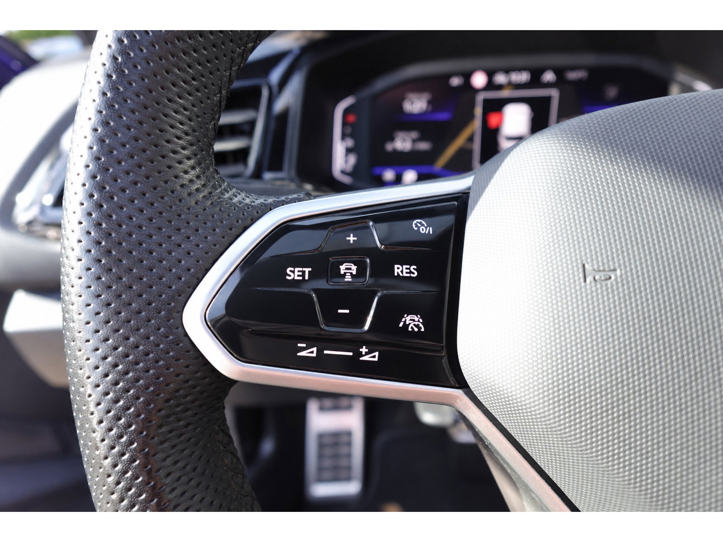 Volkswagen Tiguan 1.5 eHybrid R-Line PANO H&K MASSAGE KEYLESS VOL