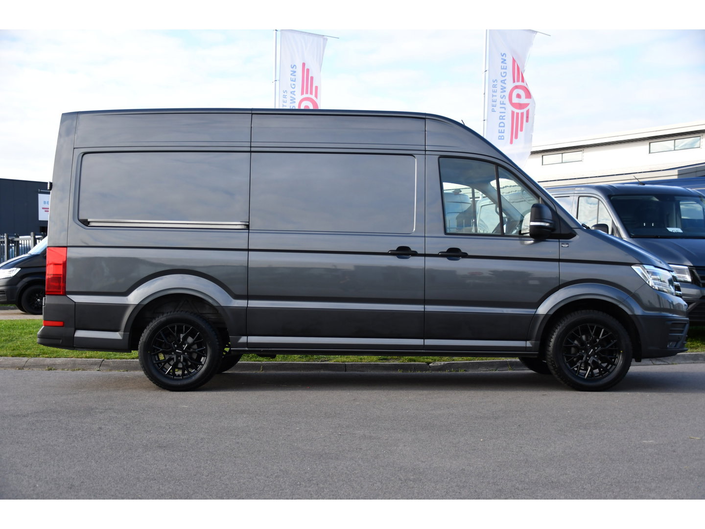 Volkswagen Crafter 35 2.0 TDI L3H3 PB Edition Camera, Cruise, Carplay, Stoelverwarming, 177pk, LED, Geveerde Stoel, Voorruit verwarming, Massage Stoel, Uniek!