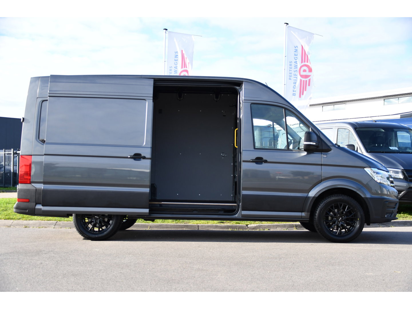 Volkswagen Crafter 35 2.0 TDI L3H3 PB Edition Camera, Cruise, Carplay, Stoelverwarming, 177pk, LED, Geveerde Stoel, Voorruit verwarming, Massage Stoel, Uniek!