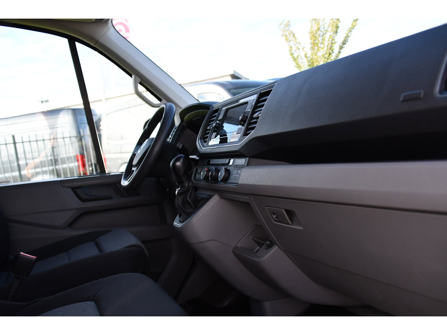 Volkswagen Crafter 35 2.0 TDI L3H3 PB Edition Camera, Cruise, Carplay, Stoelverwarming, 177pk, LED, Geveerde Stoel, Voorruit verwarming, Massage Stoel, Uniek!