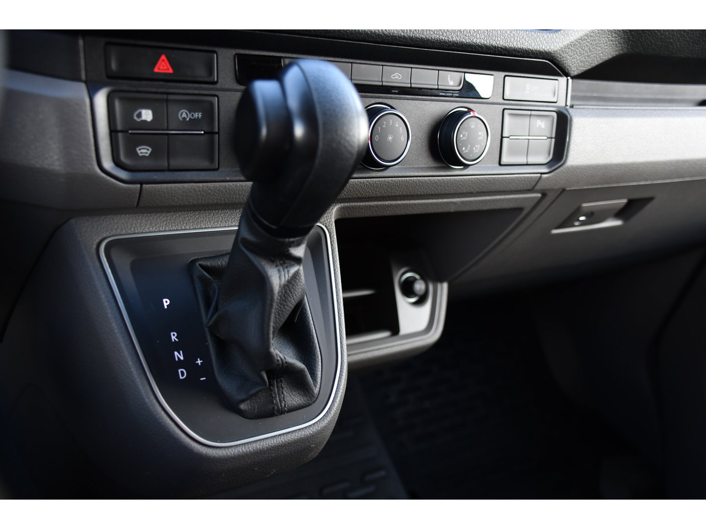 Volkswagen Crafter 35 2.0 TDI L3H3 PB Edition Camera, Cruise, Carplay, Stoelverwarming, 177pk, LED, Geveerde Stoel, Voorruit verwarming, Massage Stoel, Uniek!