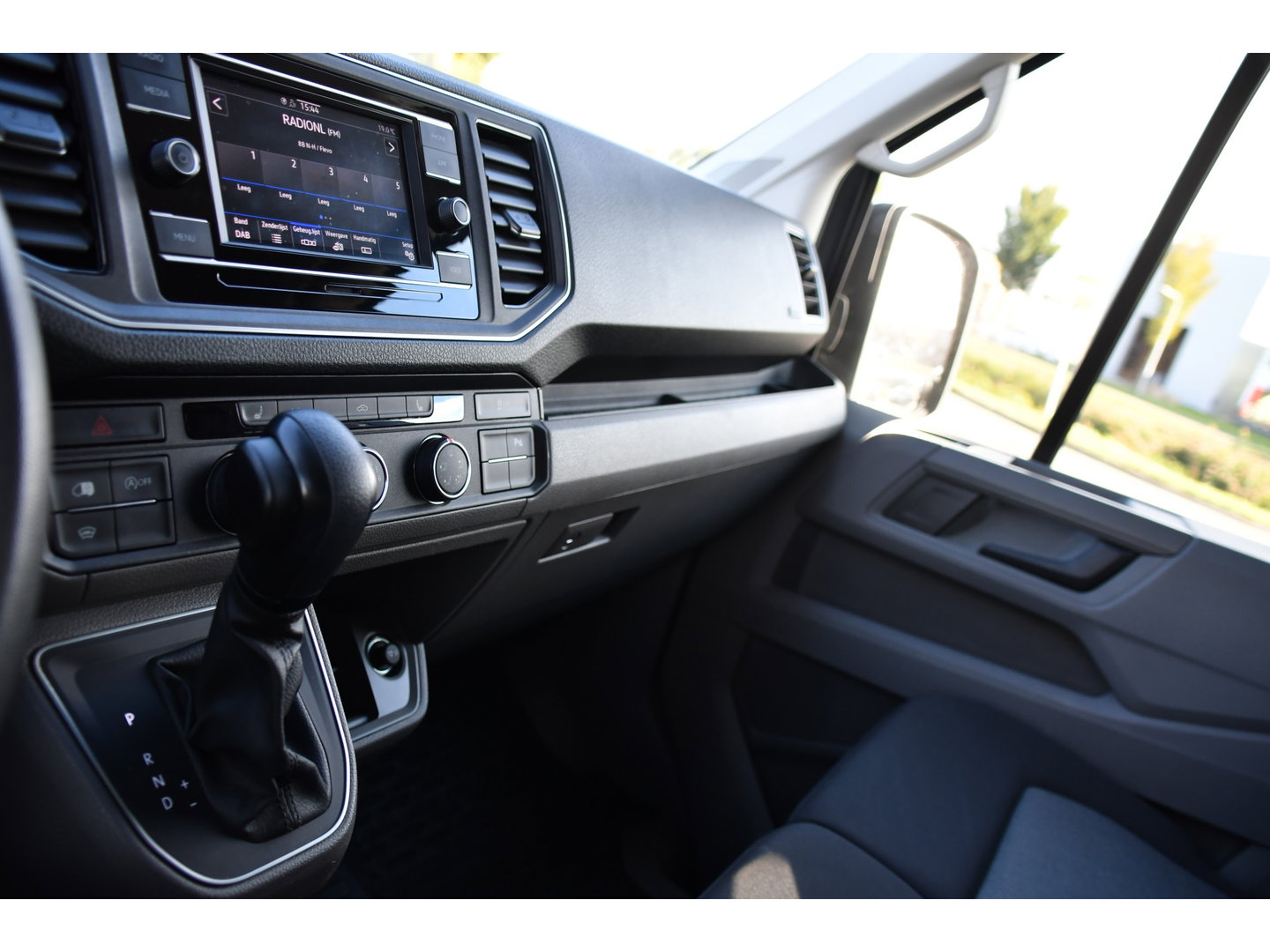 Volkswagen Crafter 35 2.0 TDI L3H3 PB Edition Camera, Cruise, Carplay, Stoelverwarming, 177pk, LED, Geveerde Stoel, Voorruit verwarming, Massage Stoel, Uniek!