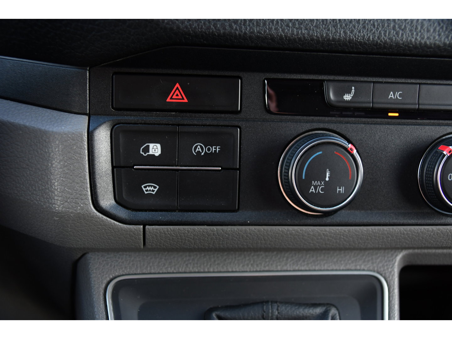 Volkswagen Crafter 35 2.0 TDI L3H3 PB Edition Camera, Cruise, Carplay, Stoelverwarming, 177pk, LED, Geveerde Stoel, Voorruit verwarming, Massage Stoel, Uniek!