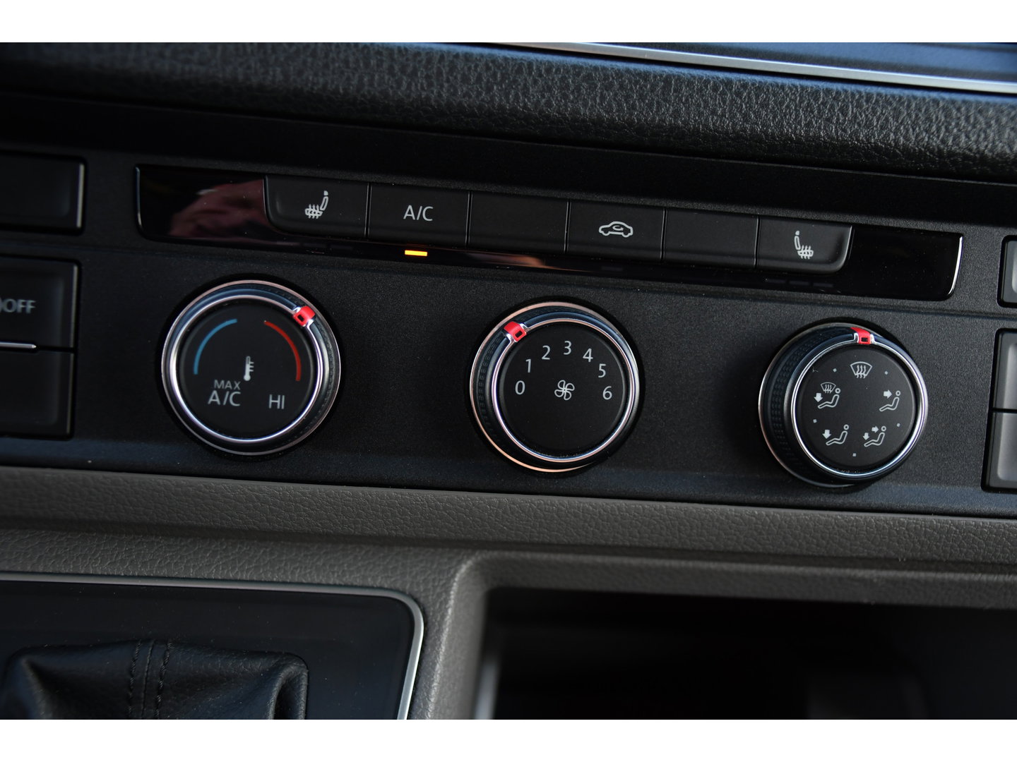 Volkswagen Crafter 35 2.0 TDI L3H3 PB Edition Camera, Cruise, Carplay, Stoelverwarming, 177pk, LED, Geveerde Stoel, Voorruit verwarming, Massage Stoel, Uniek!