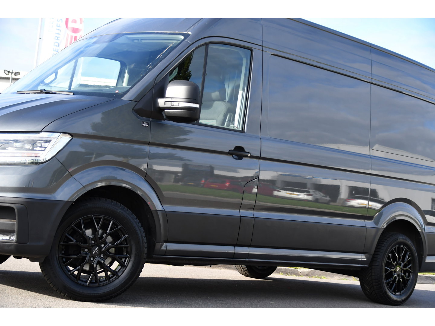 Volkswagen Crafter 35 2.0 TDI L3H3 PB Edition Camera, Cruise, Carplay, Stoelverwarming, 177pk, LED, Geveerde Stoel, Voorruit verwarming, Massage Stoel, Uniek!
