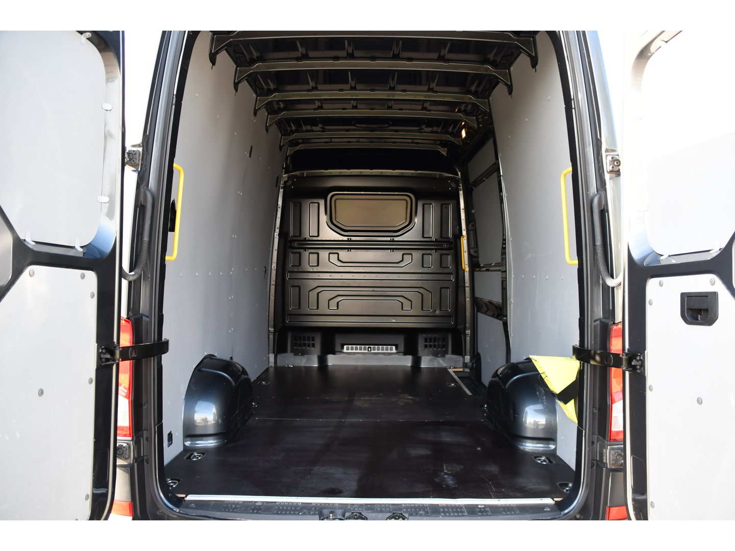 Volkswagen Crafter 35 2.0 TDI L3H3 PB Edition Camera, Cruise, Carplay, Stoelverwarming, 177pk, LED, Geveerde Stoel, Voorruit verwarming, Massage Stoel, Uniek!
