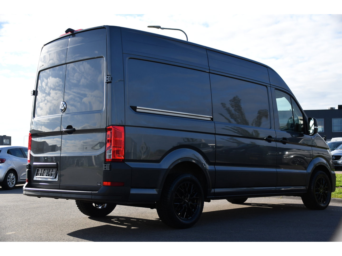 Volkswagen Crafter 35 2.0 TDI L3H3 PB Edition Camera, Cruise, Carplay, Stoelverwarming, 177pk, LED, Geveerde Stoel, Voorruit verwarming, Massage Stoel, Uniek!