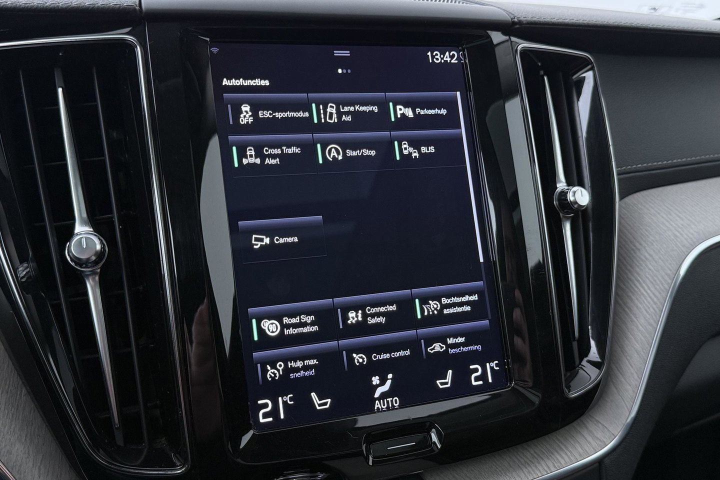 Volvo XC60 B4 AWD Inscription | Harman/Kardon | Panoramadak | Trekhaak | BLIS | Camera | Stoelverwarming | Verwarmde voorruit | ACC