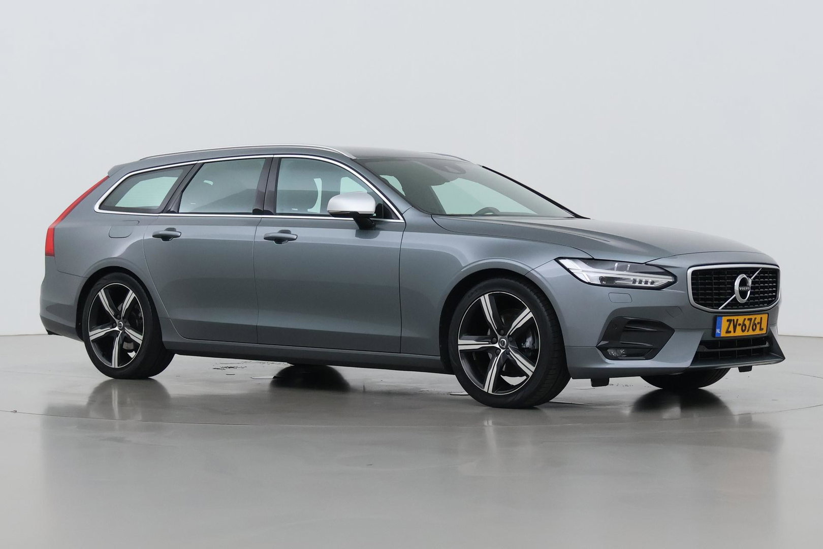 Volvo V90 2.0 D3 R-Design | ACC | Trekhaak | BLIS | Camera | Stoel+Stuurverwarming | 19 Inch