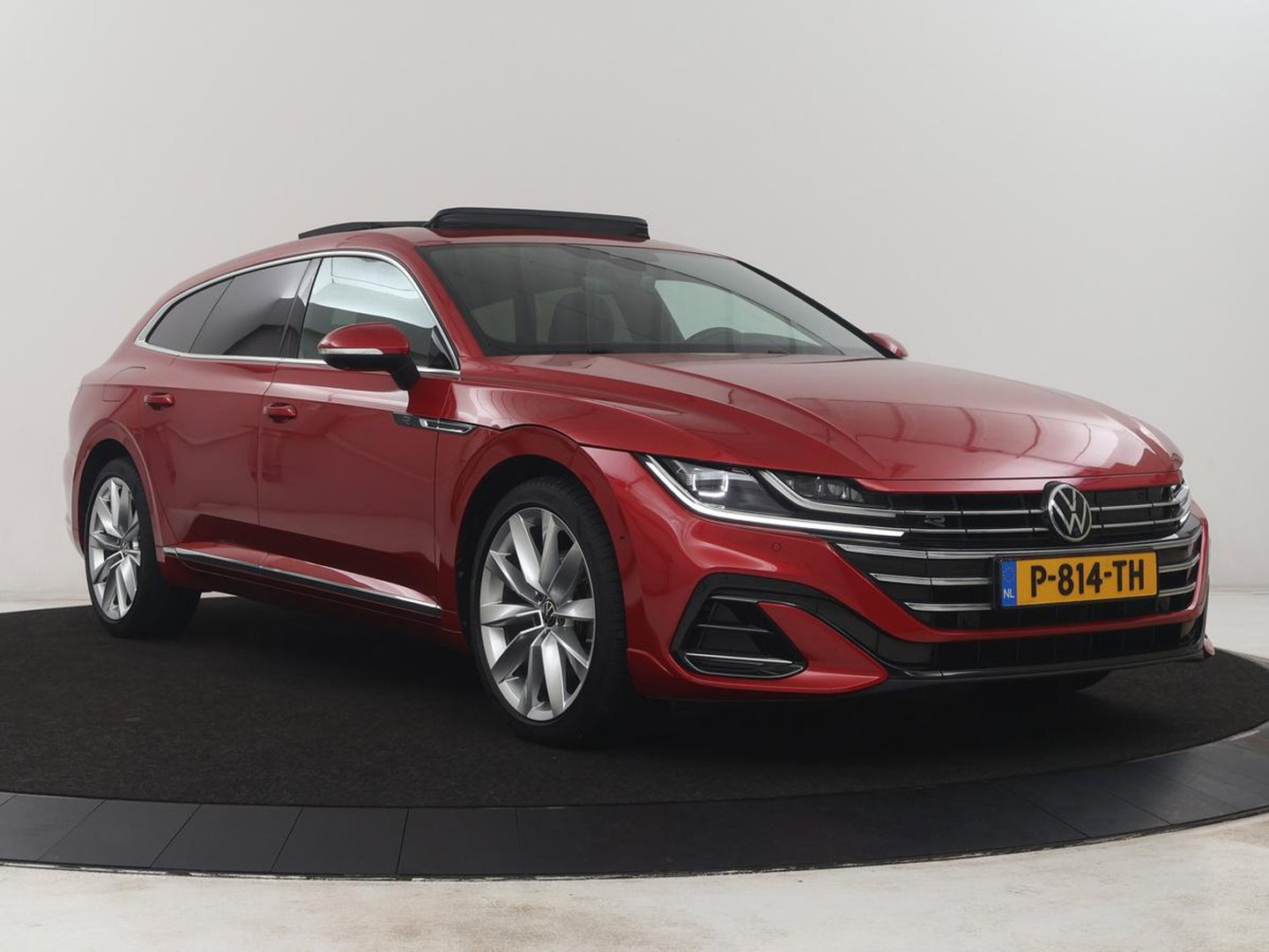 Volkswagen Arteon Shooting Brake 1.4 TSI eHybrid R-Line Busin | SOH 90,4% | Leder/alcantara | Panoramadak | Adaptive cruise | Trekhaak | Head-up | Dodehoek detectie | 360 camera | Park assist | Carplay