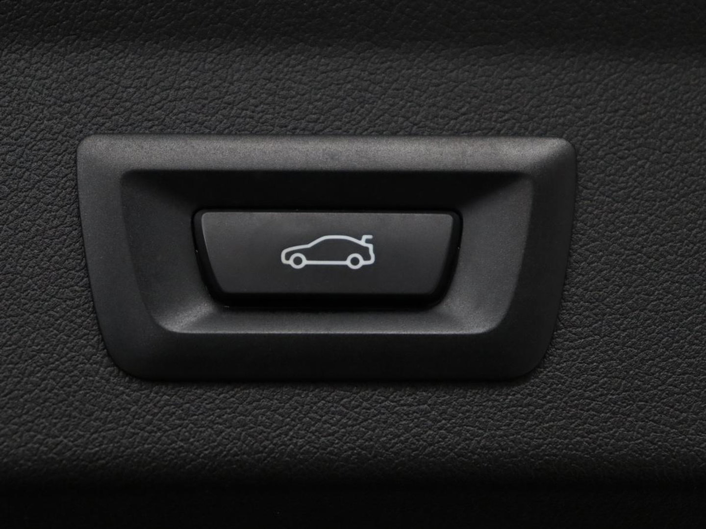 BMW 1-serie 118i | M-pakket | Leder | Stuur/ stoelverwarming | Cruise control | Camera | Park assist | Carplay | Sfeerverlichting | Climate control