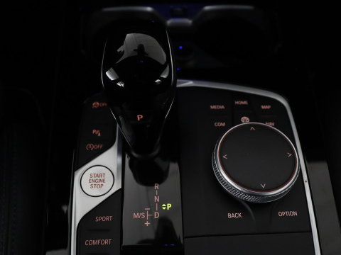 BMW 1-serie 118i | M-pakket | Leder | Stuur/ stoelverwarming | Cruise control | Camera | Park assist | Carplay | Sfeerverlichting | Climate control