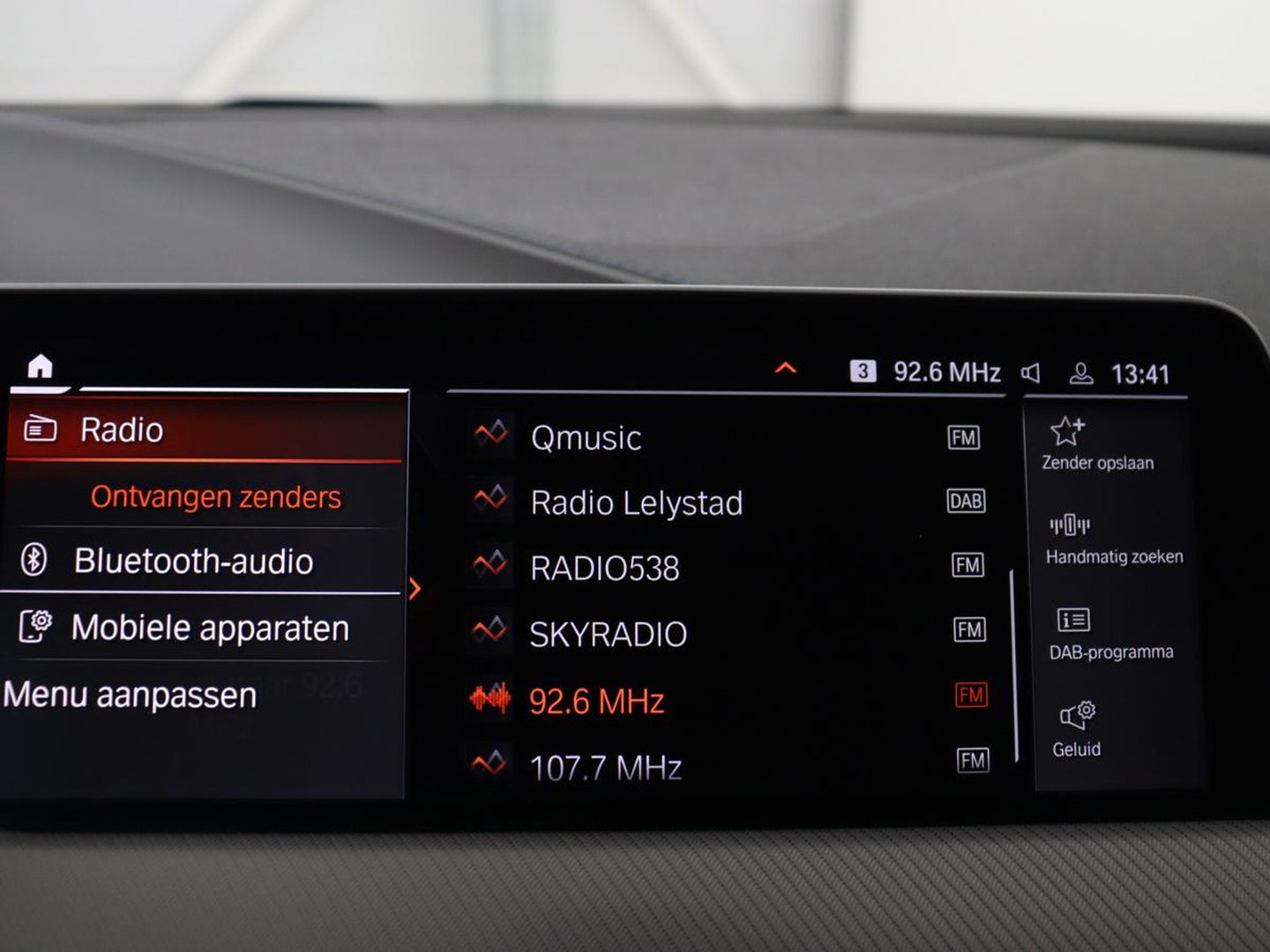 BMW 1-serie 118i | M-pakket | Leder | Stuur/ stoelverwarming | Cruise control | Camera | Park assist | Carplay | Sfeerverlichting | Climate control