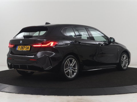BMW 1-serie 118i | M-pakket | Leder | Stuur/ stoelverwarming | Cruise control | Camera | Park assist | Carplay | Sfeerverlichting | Climate control