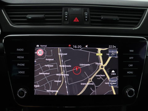 Škoda Superb Combi 1.5 TSI ACT Sportline Business | Leder/alcantara | Memory | Stoelverwarming | Virtueel dashboard | Park assist | Carplay | Navigatie | Climate control | Sfeerverlichting | Elektrische achterklep