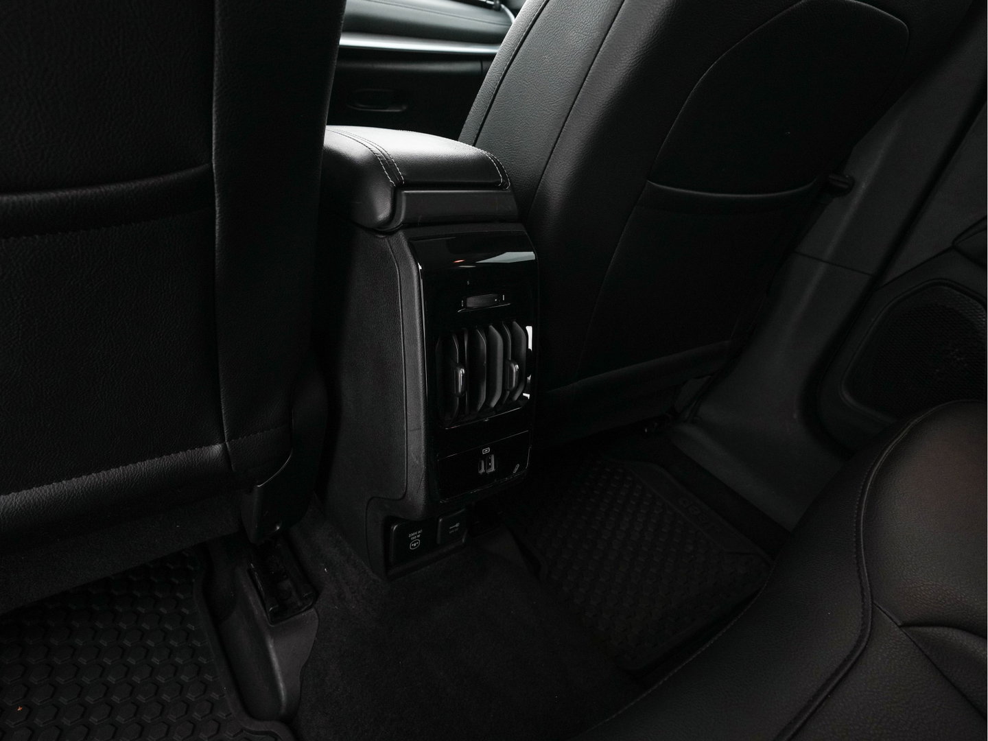 Jeep Compass 4xe 190 Plug-in Hybrid Electric Limited Lease Ed. (INCL-BTW) *LEATHER-FABRIC | FULL-LED | ADAPTIVE-CRUISE | CAMERA | CARPLAY | BLIND-SPOT | KEYLESS | DAB+ | DIGI-COCKPIT | PRIVACY-GLASS | COMFORT-SEATS | 19''ALU | TOWBAR*