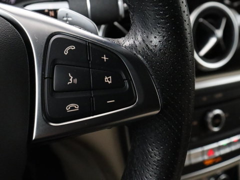 Mercedes-Benz GLA 180 Premium | Panoramadak | Leder | Cruise control | Stoelverwarming | Camera | Park assist | Navigatie | Carplay | Climate control | Full LED