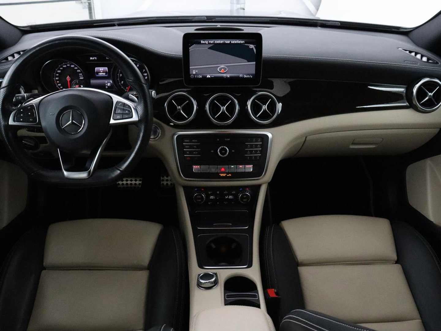 Mercedes-Benz GLA 180 Premium | Panoramadak | Leder | Cruise control | Stoelverwarming | Camera | Park assist | Navigatie | Carplay | Climate control | Full LED
