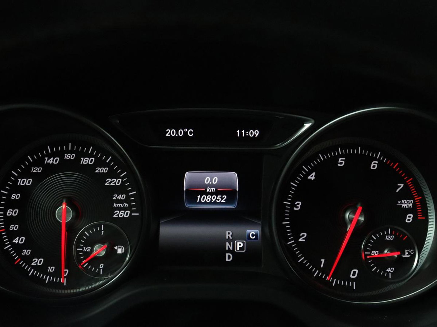 Mercedes-Benz GLA 180 Premium | Panoramadak | Leder | Cruise control | Stoelverwarming | Camera | Park assist | Navigatie | Carplay | Climate control | Full LED