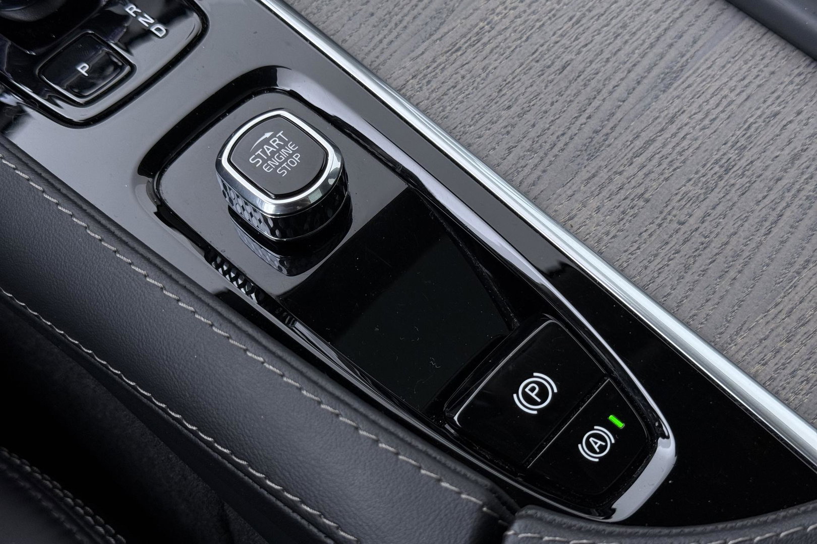 Volvo XC90 T8 Ultimate Dark | Bowers&Wilkins | Massage+Ventilatie | Panoramadak | 360° Camera | Head-Up | BLIS | 22 Inch