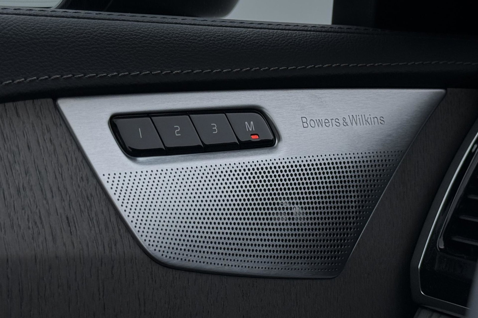 Volvo XC90 T8 Ultimate Dark | Bowers&Wilkins | Massage+Ventilatie | Panoramadak | 360° Camera | Head-Up | BLIS | 22 Inch