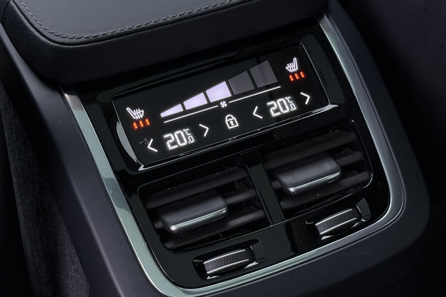 Volvo XC90 T8 Ultimate Dark | Bowers&Wilkins | Massage+Ventilatie | Panoramadak | 360° Camera | Head-Up | BLIS | 22 Inch