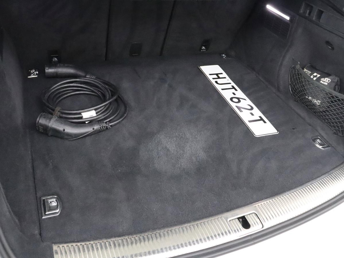 Audi Q5 50 TFSI e quattro S edition | SOH 85,5% | Panoramadak | Half leder | Stoelverwarming | Adaptive cruise | Dodehoek detectie | Camera | Park assist | Navigatie | Bluetooth | Climate control