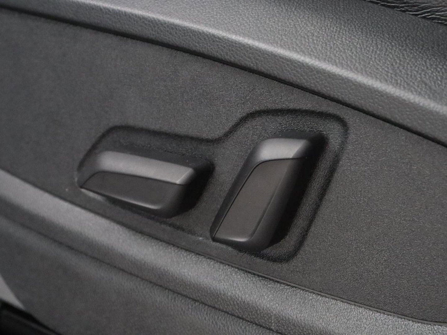 Audi Q5 50 TFSI e quattro S edition | SOH 85,5% | Panoramadak | Half leder | Stoelverwarming | Adaptive cruise | Dodehoek detectie | Camera | Park assist | Navigatie | Bluetooth | Climate control